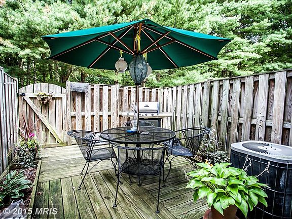 Private fenced patio!