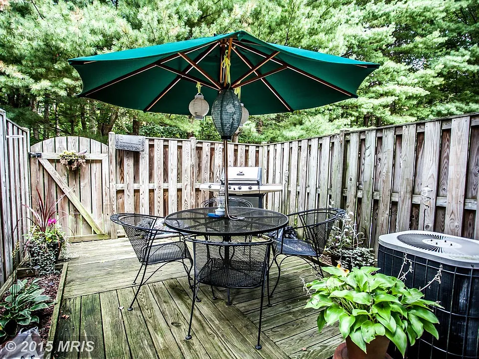 Private fenced patio!