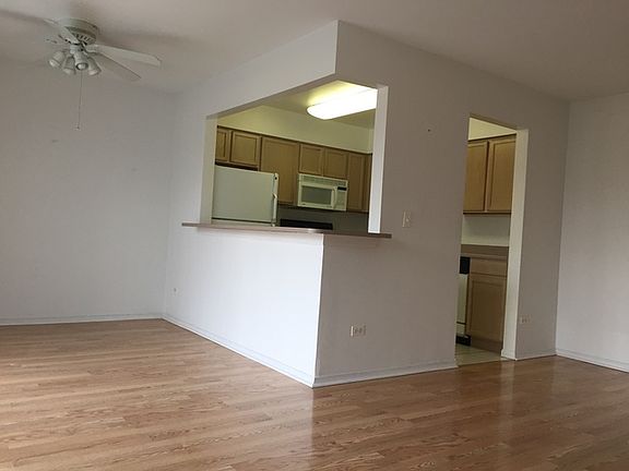 3rd image of 224 W Courtof Shorewood Ct #1A