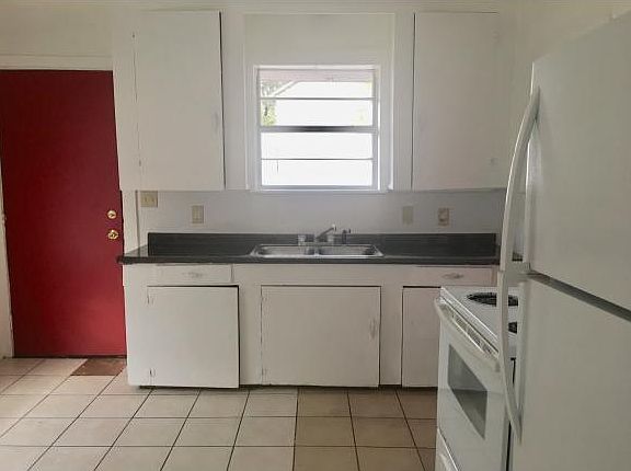 3rd image of 230 Bowie St
