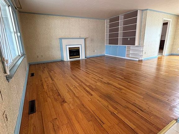 3rd image of 901 S Stanley St