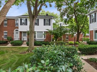 9029 Lincolnwood Dr, Evanston, IL 60203