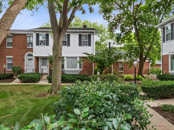 9029 Lincolnwood Dr, Evanston, IL 60203