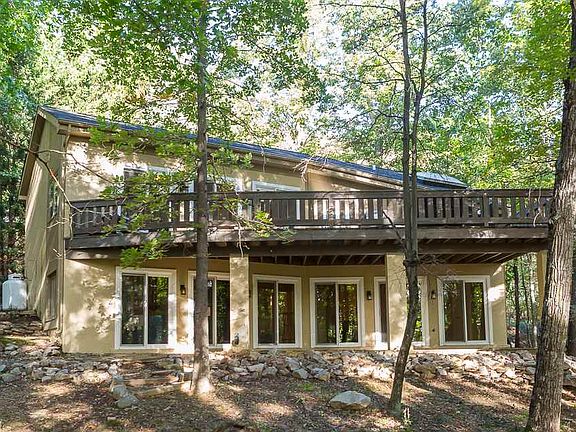 3rd image of 225 Penn Ct