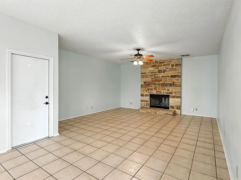 19415 Encino Smt — Photo 10