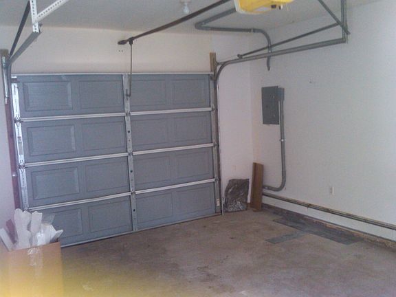 Overwidth 14' wide garage with 2nd zone of heat and laundry
