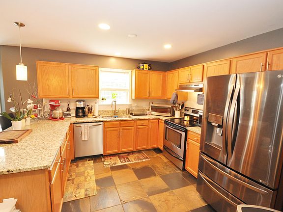 3rd image of 6904 Staunton Ave