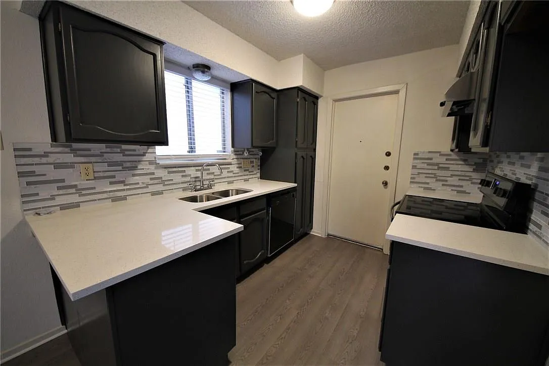 3 bed, 2.0 bath, 1461 sqft, $2,095 — Photo 2