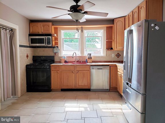 4th image of 584 N East Ave