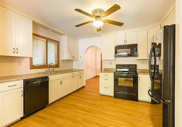 4758 Deer Park Ln — Photo 3
