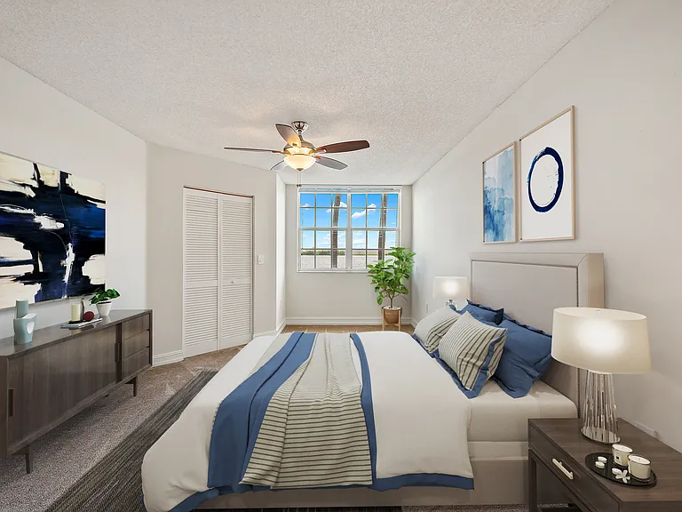 St. Tropez Apartments — Photo 15