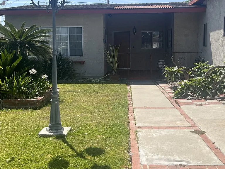 536 Sandsprings Dr — Photo 1