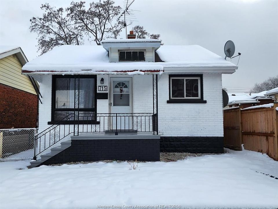 1st image of 715 Elliott St E