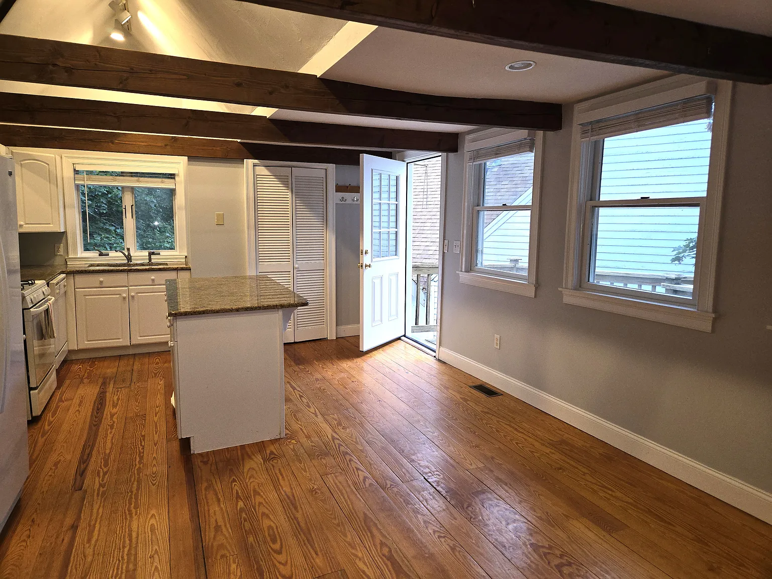 2 bed, 800 sqft, $2,500 — Photo 3