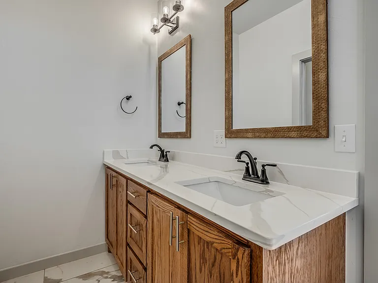 2240 E Thomas Ter — Photo 17
