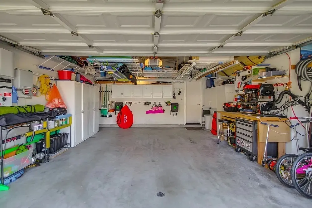 5 bed, 2322 sqft, $4,699 — Photo 3