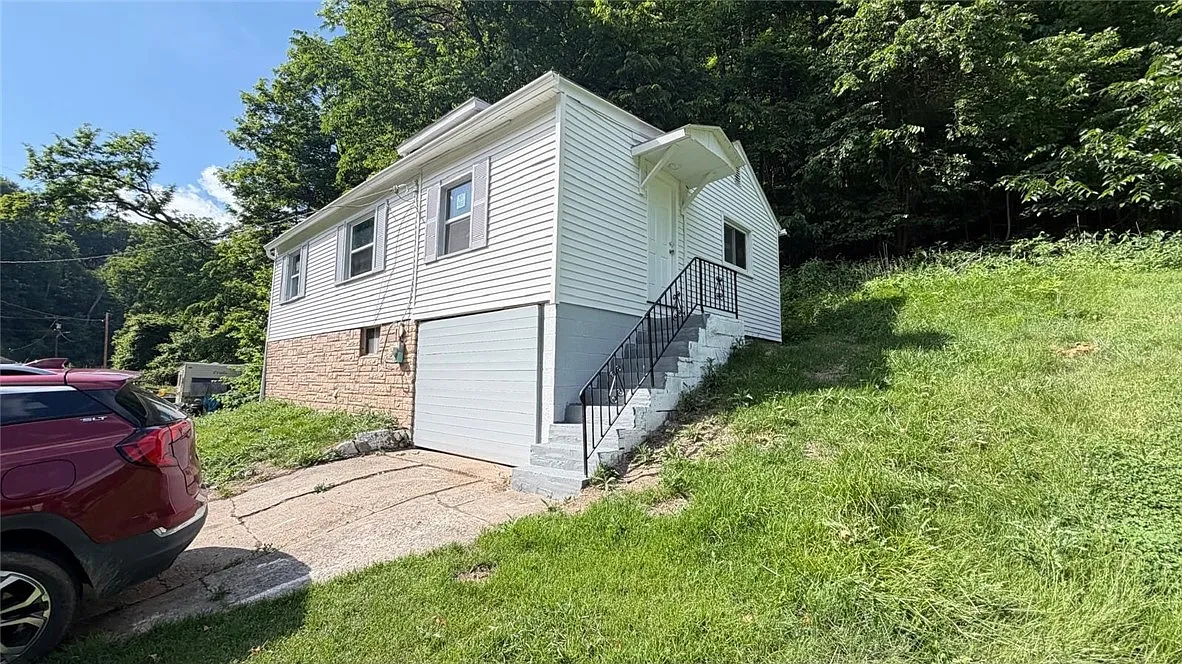 3 bed, 1.5 bath, 1196 sqft, $1,550 — Photo 1