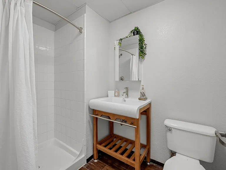 Vista Student Living- Rent by the Room — Photo 15