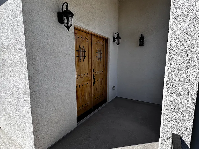 913 E Verdugo Ave — Photo 3