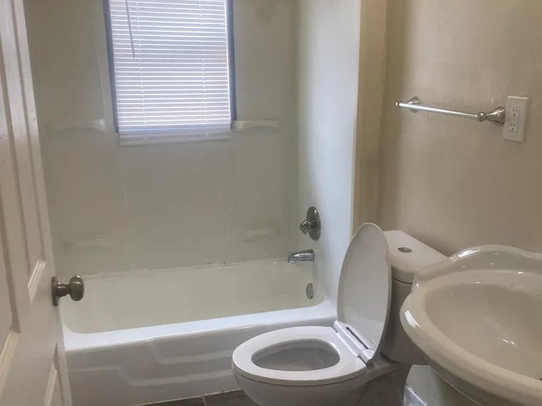 1573 Barton St — Photo 7