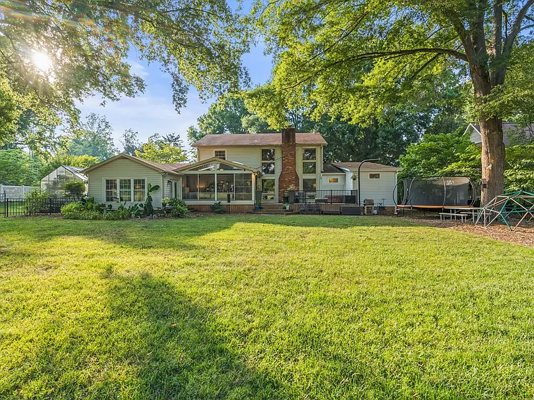 223 Ivy Cir — Photo 2