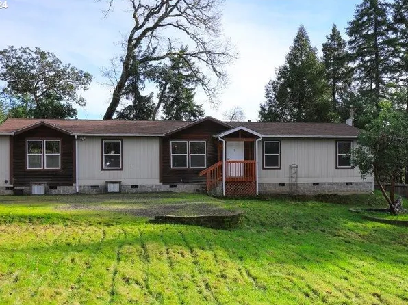 697 Rosewood Dr, Roseburg, OR 97471