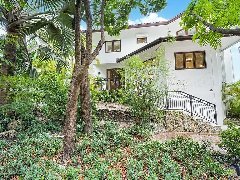 2449 S Bayshore Dr — Photo 22