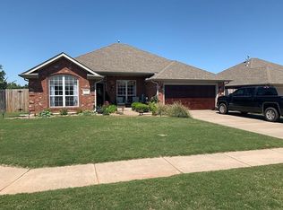 411 S Castlerock Ln, Mustang, OK 73064