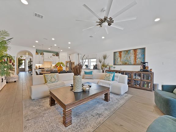 3rd image of 808 Knoxbridge Rd