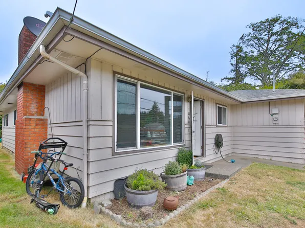 1060 Newmark St, North Bend, OR 97459