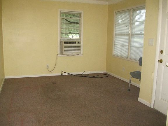 3rd image of 211 E Howard St