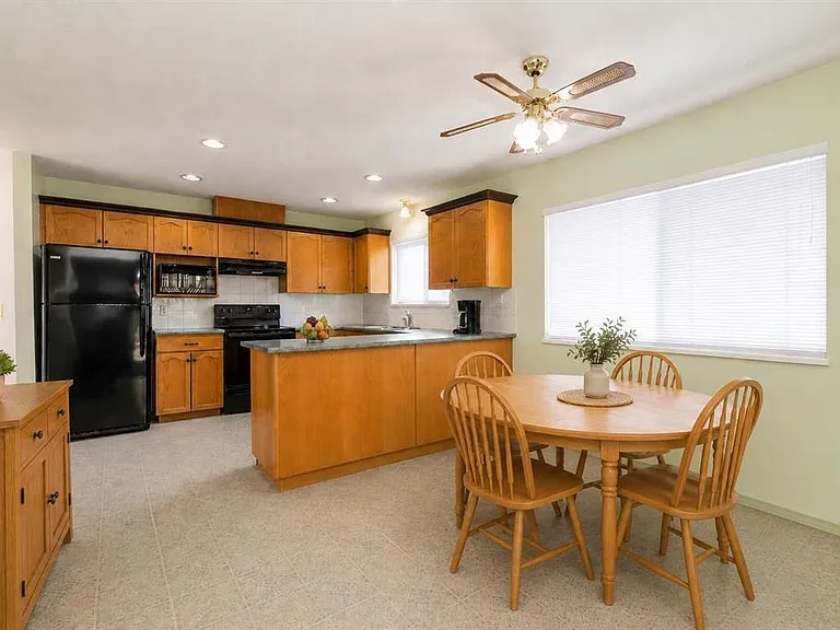 1378 Kenney St — Photo 4