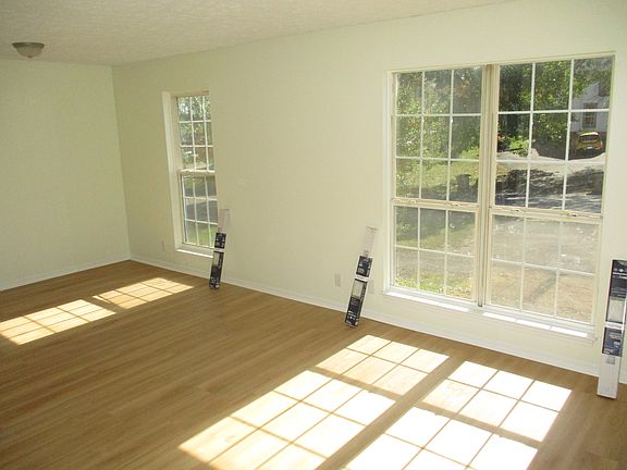 Spacious living room & dining area