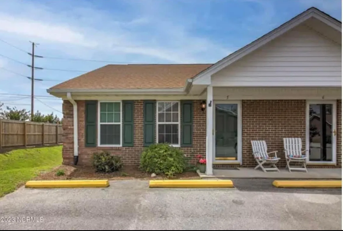 2 bed, 978 sqft, $2,000 — Photo 1