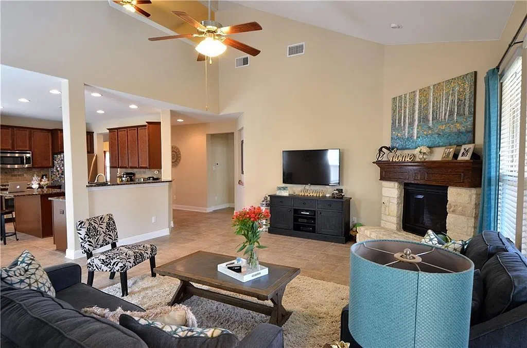 4 bed, 3.5 bath, 2716 sqft, $3,600 — Photo 2