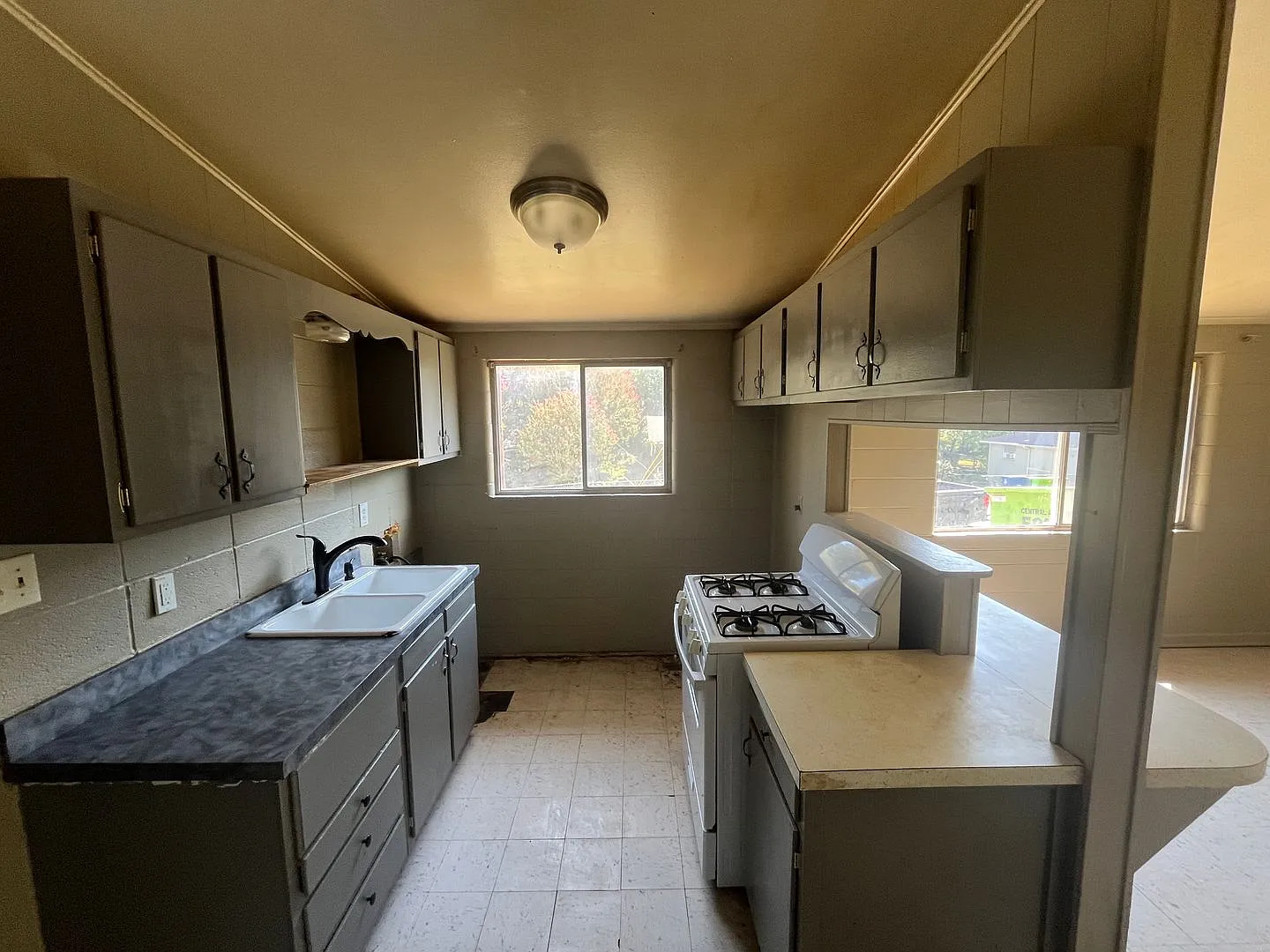 2 Br 1 Bath With Central Hvac — Photo 3