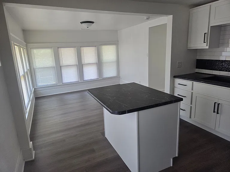 708 N Lake St #B — Photo 3