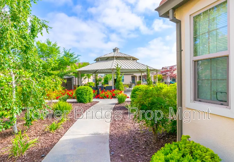 1457 Marseille Ln — Photo 40