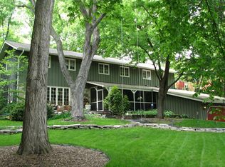 3831 Bassett Creek Dr, Golden Valley, MN 55422