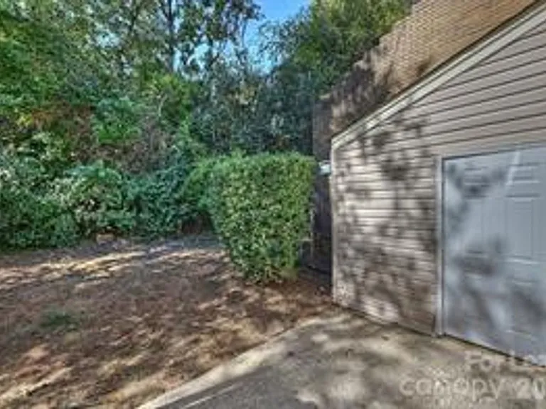951 Hollywood St — Photo 20