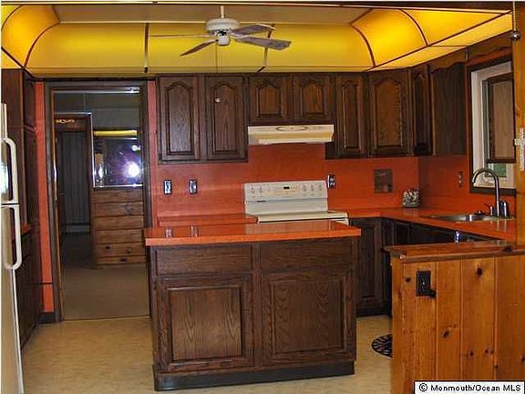 Spacious kitchen & center island