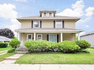 715 N 6th St, Manitowoc, WI 54220
