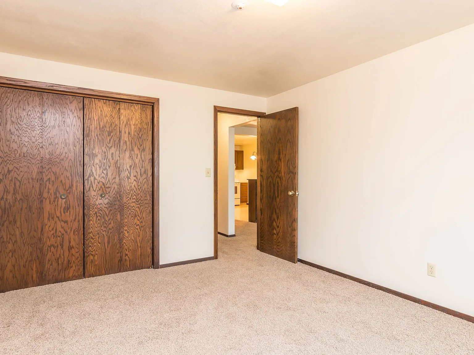 Oakridge Apartments — Photo 4