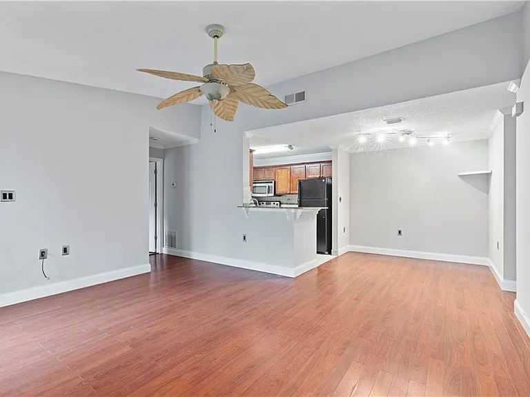 640 Granville Ct — Photo 10