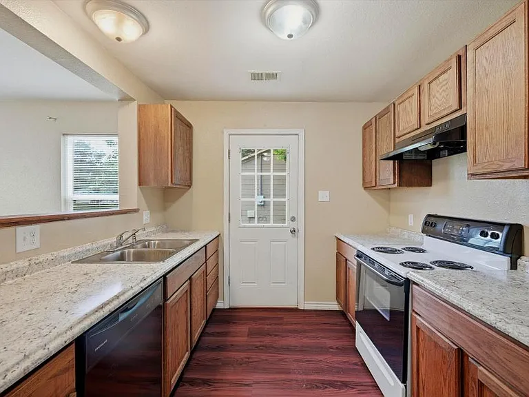 1810 N Alexander St — Photo 5