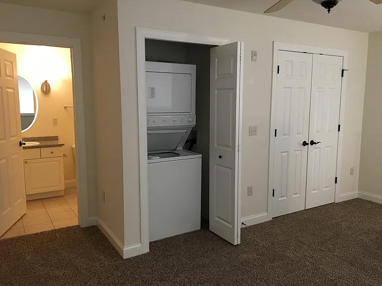 Delafield Lakes Apartments — Photo 32