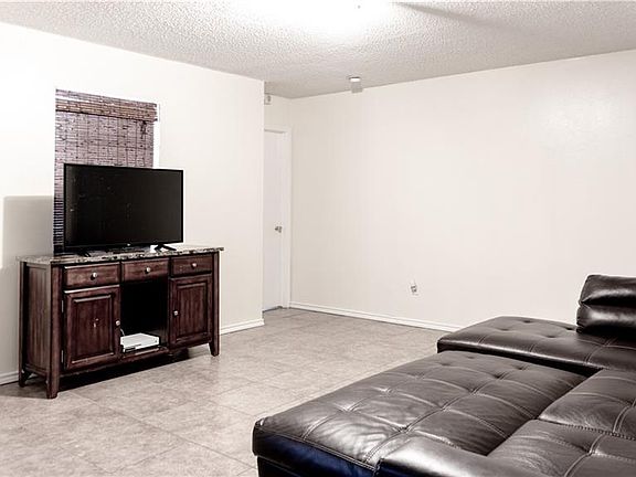 5th image of 1807 W 1 1/2 St