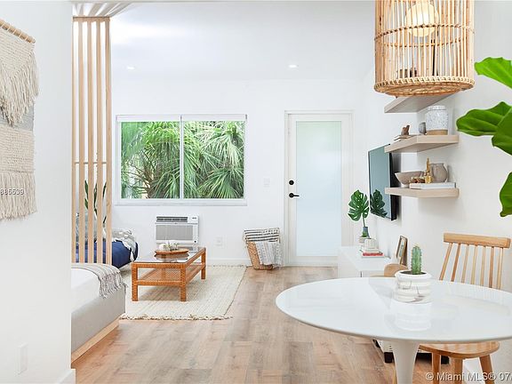 4th image of 428 Collins Ave #10A