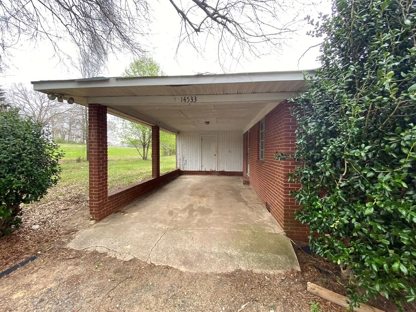 5 acre estate close to Everything! — Photo 3