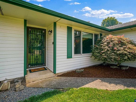 2nd image of 4652 Princess Ct NE